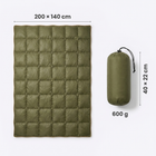 Udfoldet grøn pufferfilt mærket 200 × 140 cm og pakkepose mærket 40 × 22 cm, vægt 600 g