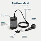 Bærbar utedusj med startknapp, pumpe, 2 meter slange, hånddusjhode, holder og USB-kabel utmerket