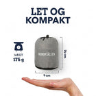 Campingpuden pakket i sin opbevaringspose over en åben hånd, grafikken angiver vægt 175 g og mål 14 x 9 cm