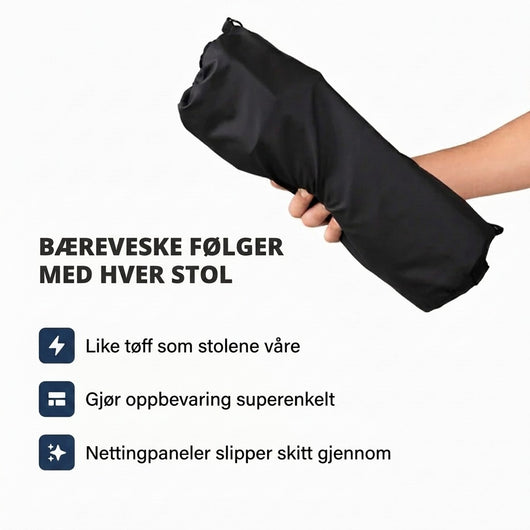Hånd holder den sammenlagte campingstolen i den svarte bærebagen, med tekst om at bærebagen følger med hver stol